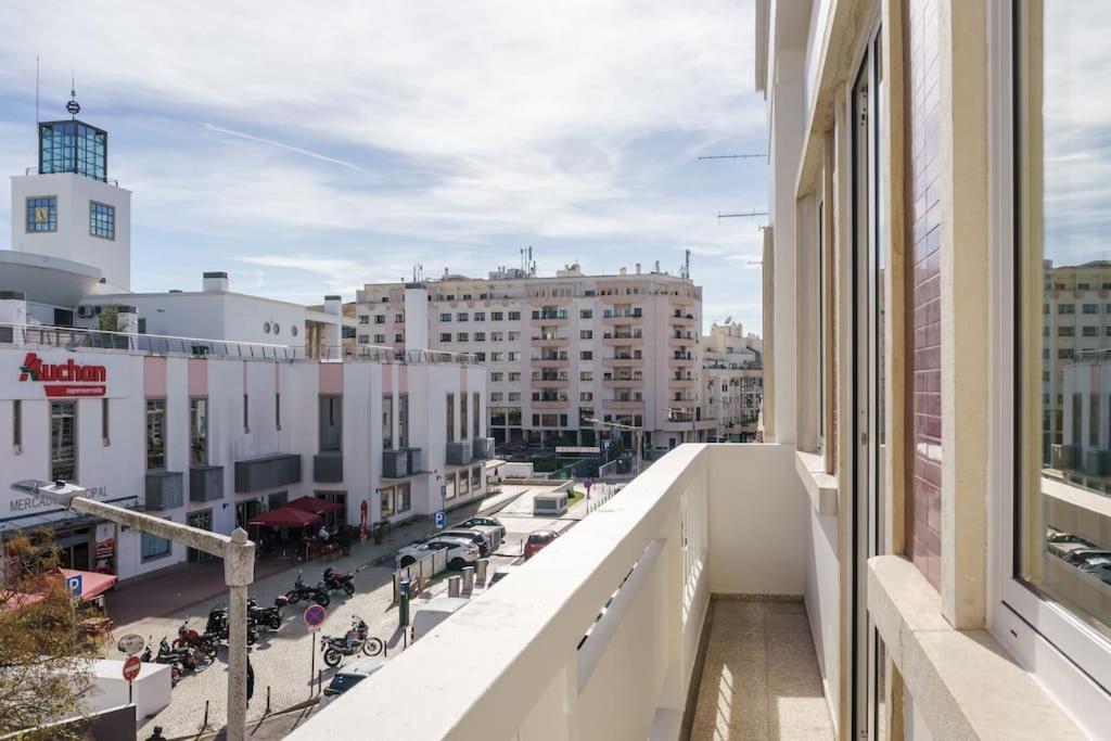 Modern & Bright - Faro Mercado Apt 22 Luaran gambar