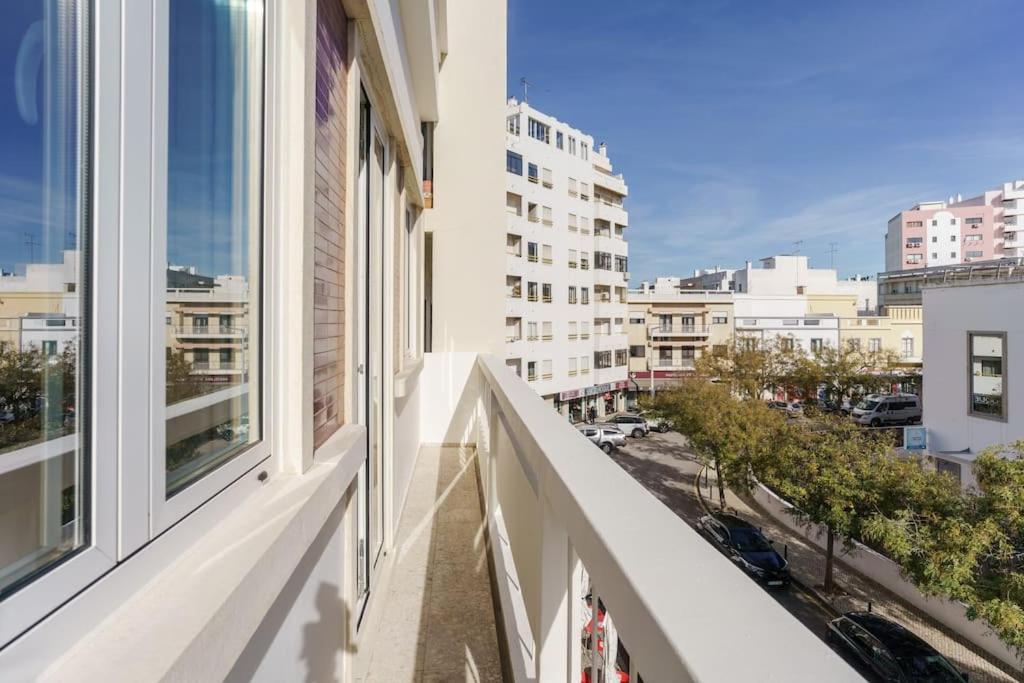 Modern & Bright - Faro Mercado Apt 22 Luaran gambar